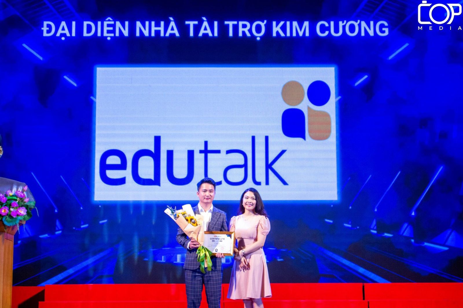Đại diện Edutalk tại lễ trao giải thương hiệu uy tín
