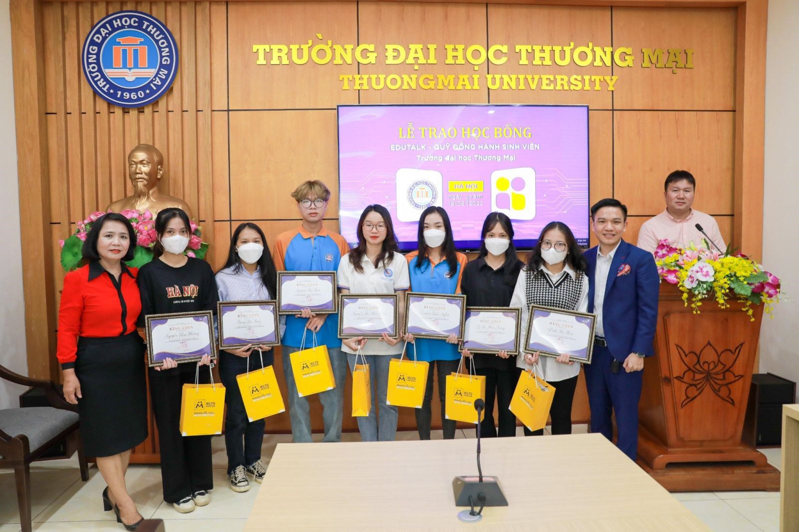 Edutalk trao học bổng “Đồng hành sinh viên” trị giá 200 triệu VNĐ cho Trường Đại học Thương mại