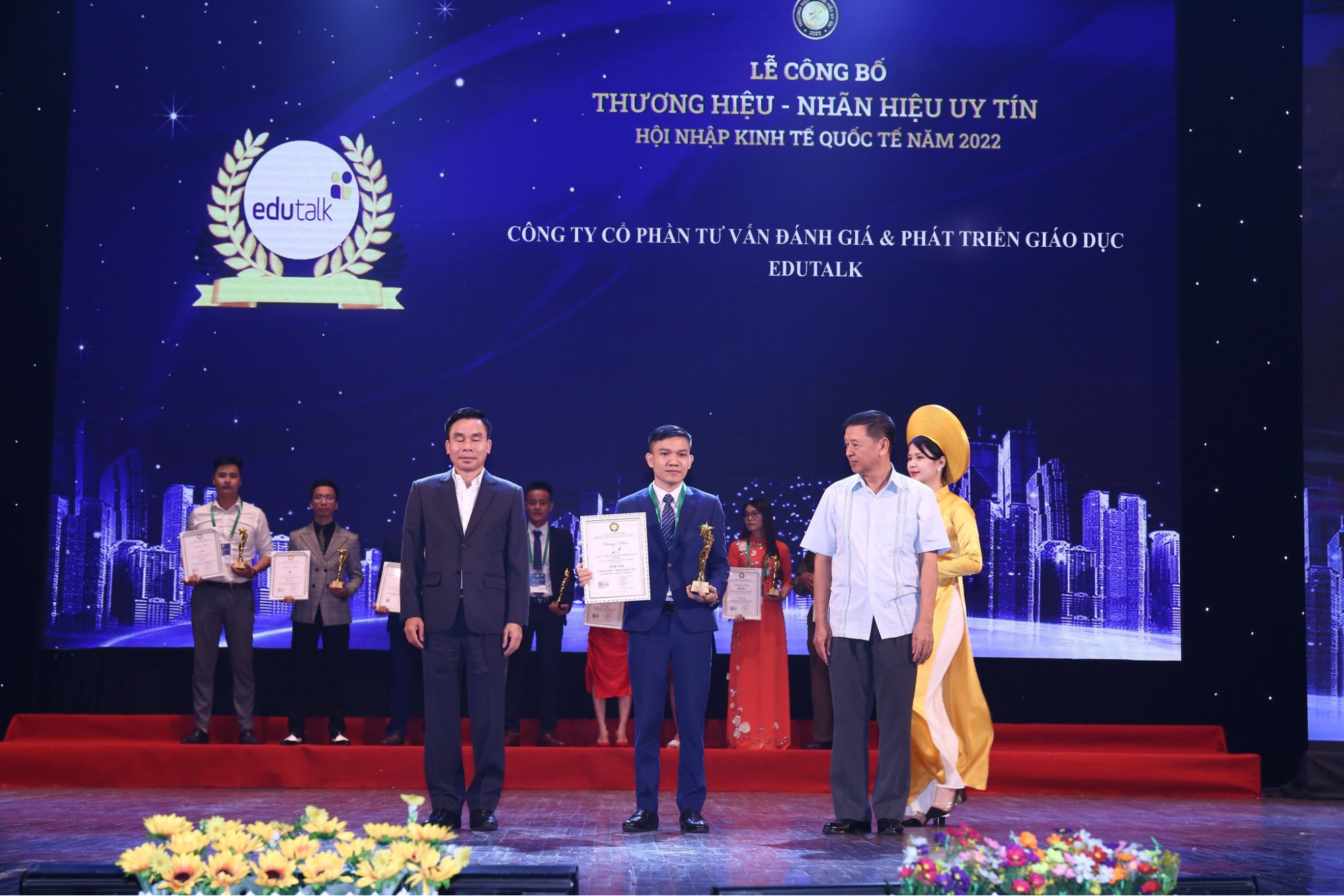 Giám đốc Công ty cổ phần Tư vấn đánh giá & Phát triển giáo dục Edutalk nhận giải thưởng: Thương hiệu – Nhãn hiệu uy tín hội nhập kinh tế Quốc tế 2022”
